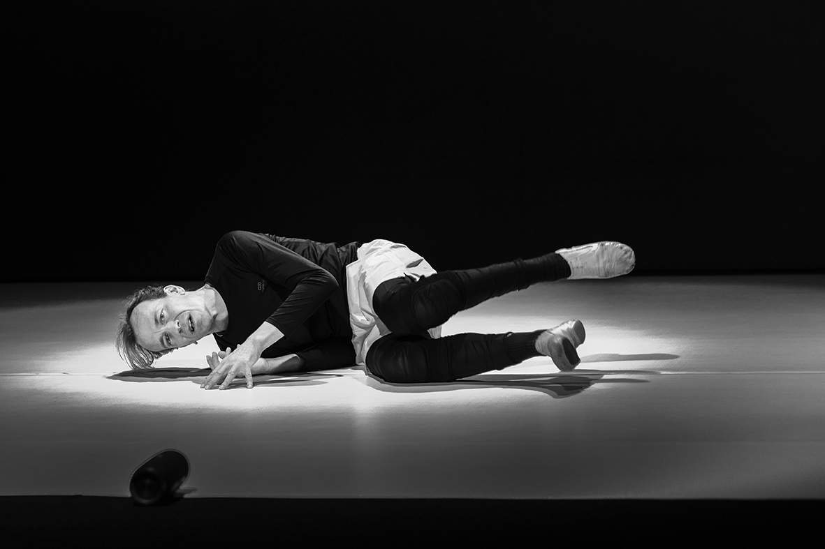 AN ORDINARY DAY IN THE LIFE OF THE DANCER GREGOR SAMSA galerie foto 8