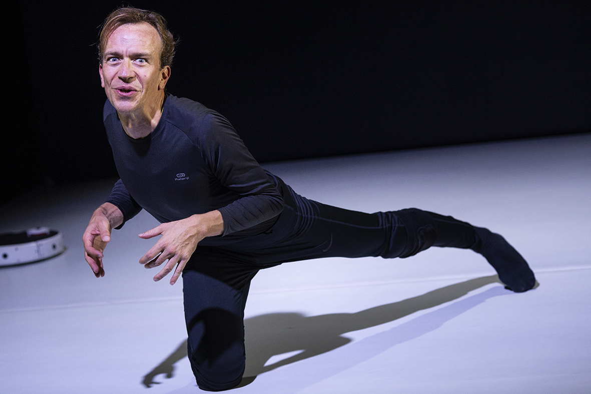 AN ORDINARY DAY IN THE LIFE OF THE DANCER GREGOR SAMSA galerie foto 9