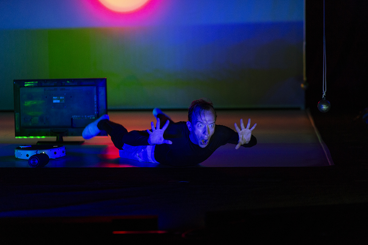 AN ORDINARY DAY IN THE LIFE OF THE DANCER GREGOR SAMSA galerie foto 10