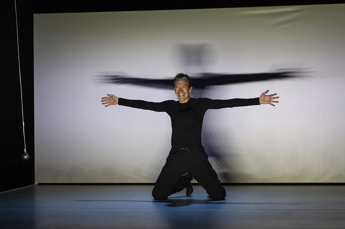 AN ORDINARY DAY IN THE LIFE OF THE DANCER GREGOR SAMSA galerie foto 11